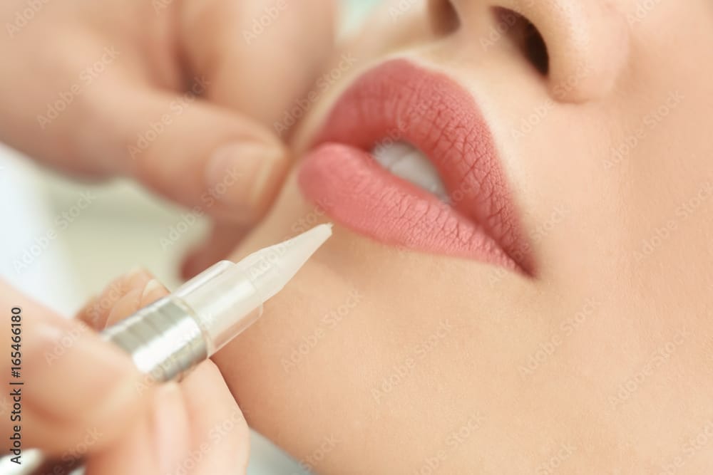 Auftragen von Permanent Make Up für schwungvollere Lippen